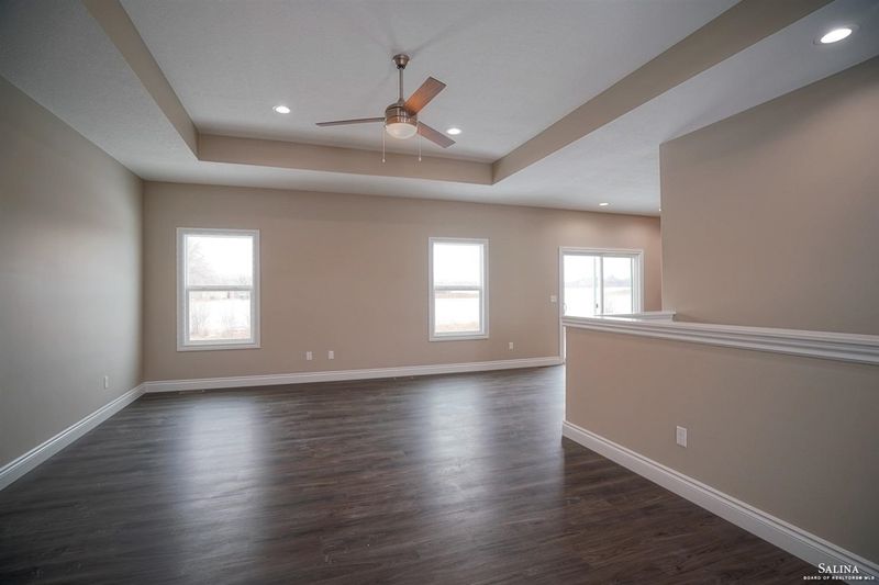 1613 Murray Ln, Salina, KS 67401