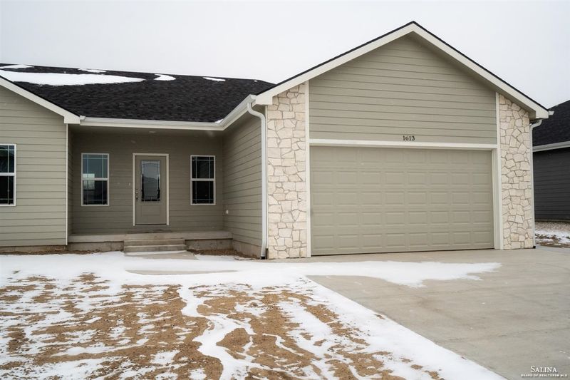 1613 Murray Ln, Salina, KS 67401