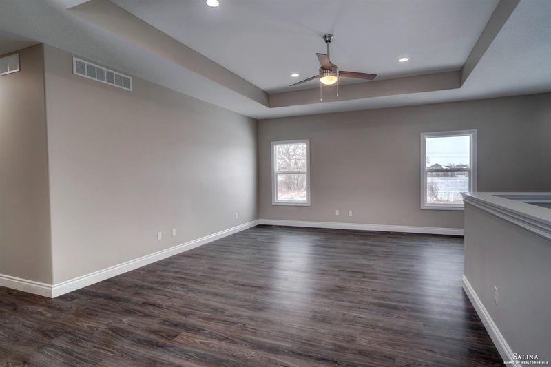 1613 Murray Ln, Salina, KS 67401