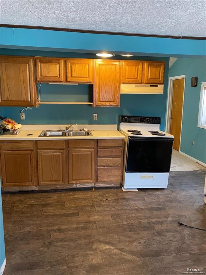 205 E Claflin Ave, Salina, KS 67401
