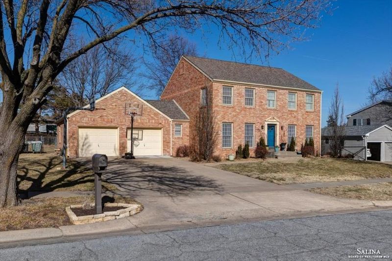 2211 Hillside Dr, Salina, KS 67401