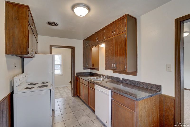 941 Pearl Ave, Salina, KS 67401