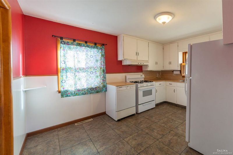 1409 Roach St, Salina, KS 67401