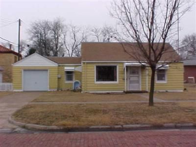 214 E 2nd St, Russell, KS 67665