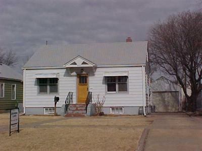 441 E 3rd St, Russell, KS 67665