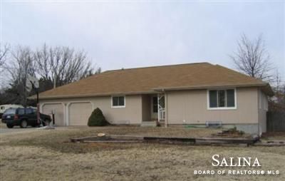 319 E William St, Solomon, KS 67480