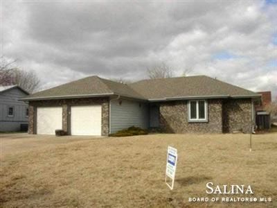1337 Parkwood Dr, Salina, KS 67401