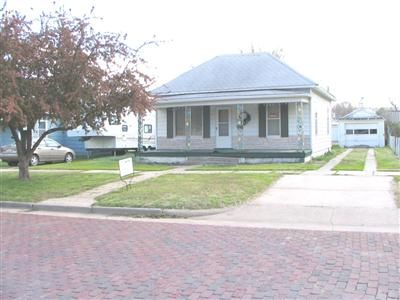 215 E 4th St, Hoisington, KS 67544