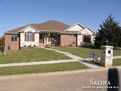 2225 Pinecrest Cr, Salina, KS 67401