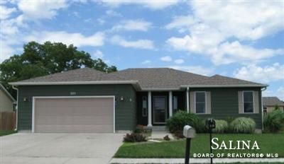325 Cedar Circ, Lindsborg, KS 67456