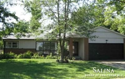 834 E Neal Ave, Salina, KS 67401