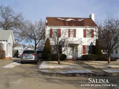 528 Sunset Dr, Salina, KS 67401