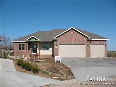 201 Greystone Dr, Salina, KS 67401