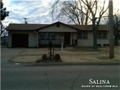 2009 Roach St, Salina, KS 67401