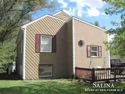 903 Willow Dr, Salina, KS 67401