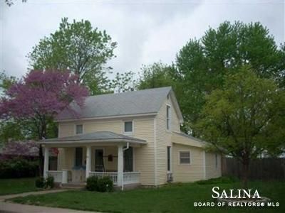211 N Cedar St, Lindsborg, KS 67456