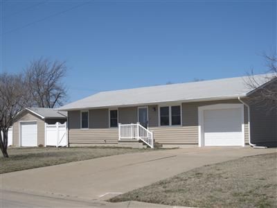 733 E 12th St, Russell, KS 67665