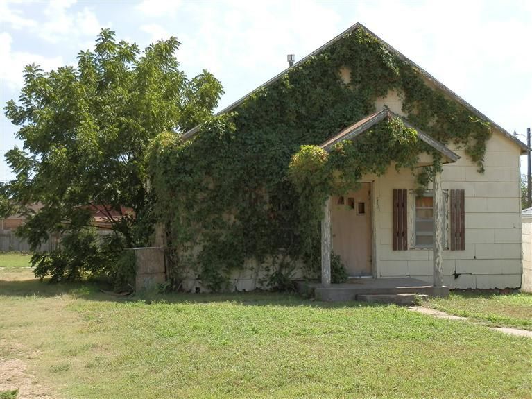 834 E 4th St, Russell, KS 67665