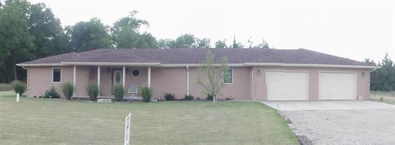 215 Cardinal Ln, Great Bend, KS 67530