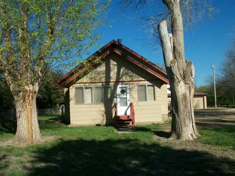 102 NE 20 Ave, Great Bend, KS 67530