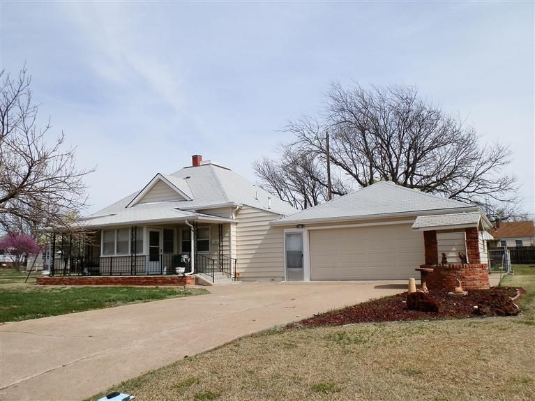 1439 N Maple St, Russell, KS 67665