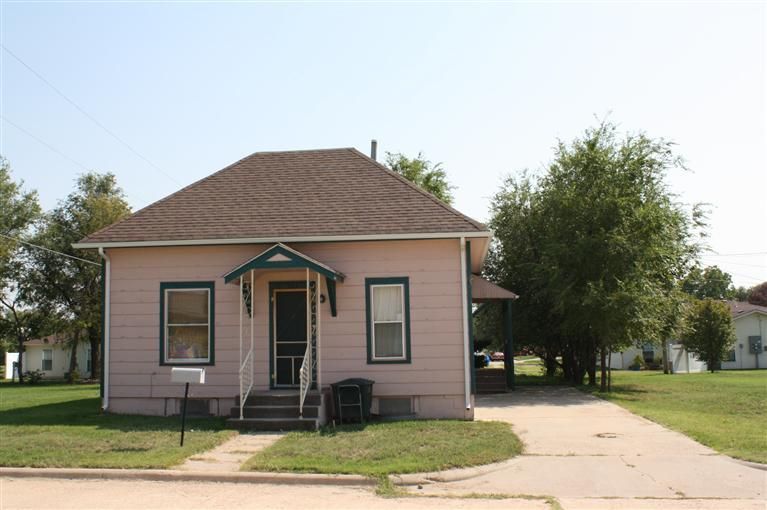 323 E 8th St, Hoisington, KS 67544