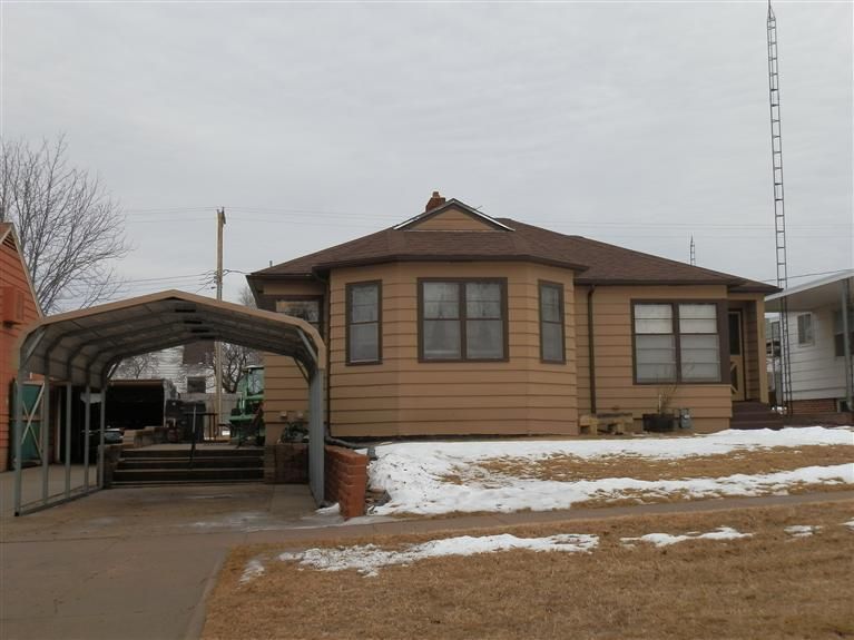 526 E 5th St Ne, Russell, KS 67665