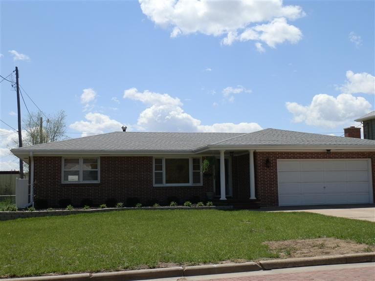 216 E 1st St Se, Russell, KS 67665