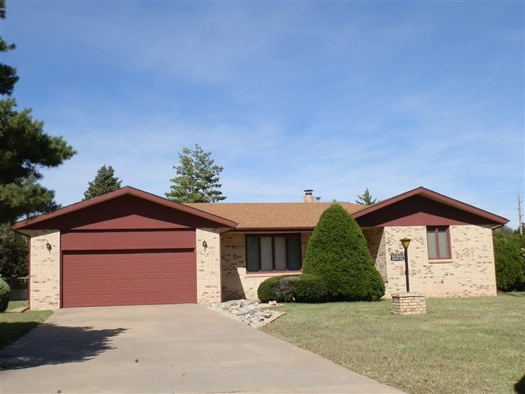 1087 E 7th St Ne, Russell, KS 67665