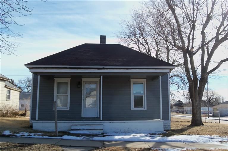603 E 2nd St, Hoisington, KS 67544