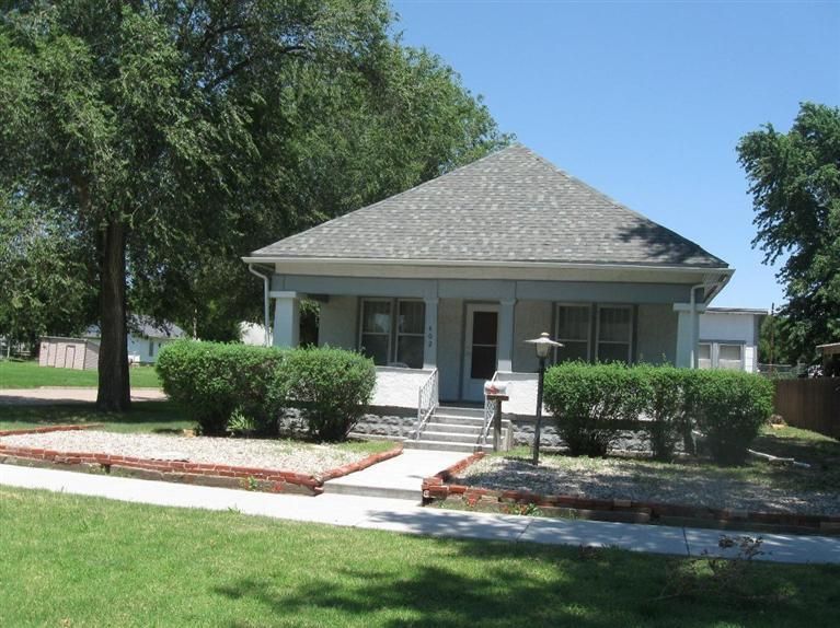 402 E 2nd St, Hoisington, KS 67544