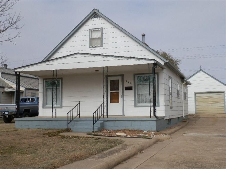 749 E 2nd St, Russell, KS 67665