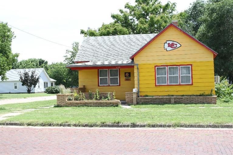423 E 4th St, Hoisington, KS 67544
