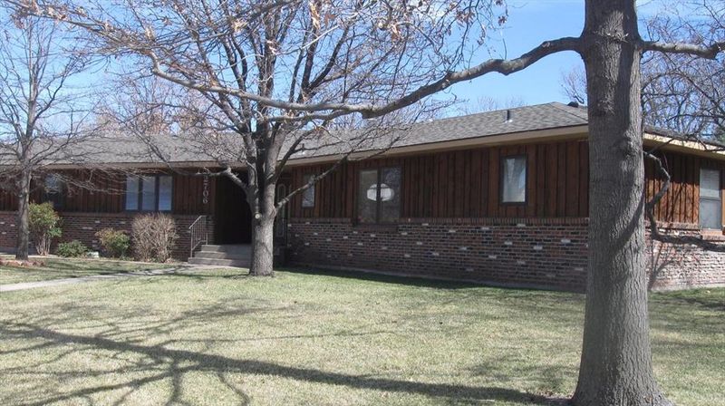 2706 Pheasant Pl, Great Bend, KS 67530