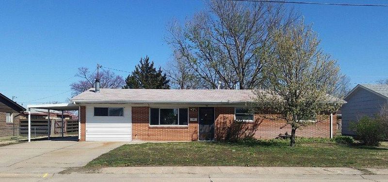 1906 Willow Ln, Great Bend, KS 67530