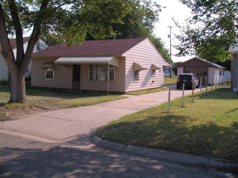 202 8th St, Claflin, KS 67525