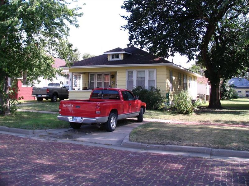 355 W 1st St, Hoisington, KS 67544