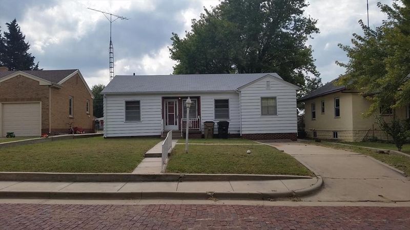 611 E 4th St, Hoisington, KS 67544