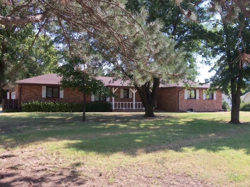 316 Point Dr, Great Bend, KS 67530
