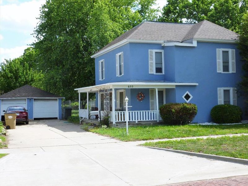 655 W 2nd St, Hoisington, KS 67544