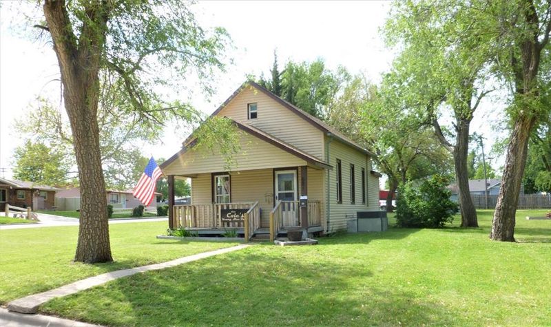 621 E 5th St, Hoisington, KS 67544