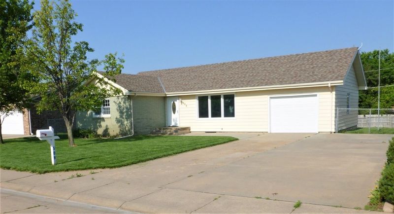 509 Crestview Dr, Hoisington, KS 67544