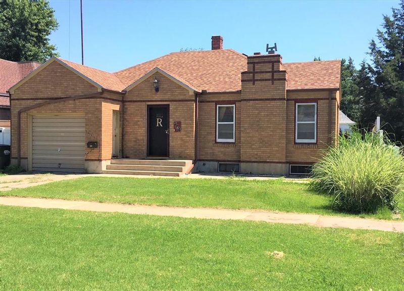 465 W 4th St, Hoisington, KS 67544