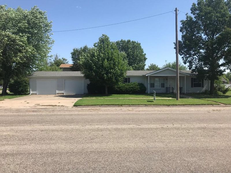 300 E Hamilton, Claflin, KS 67525