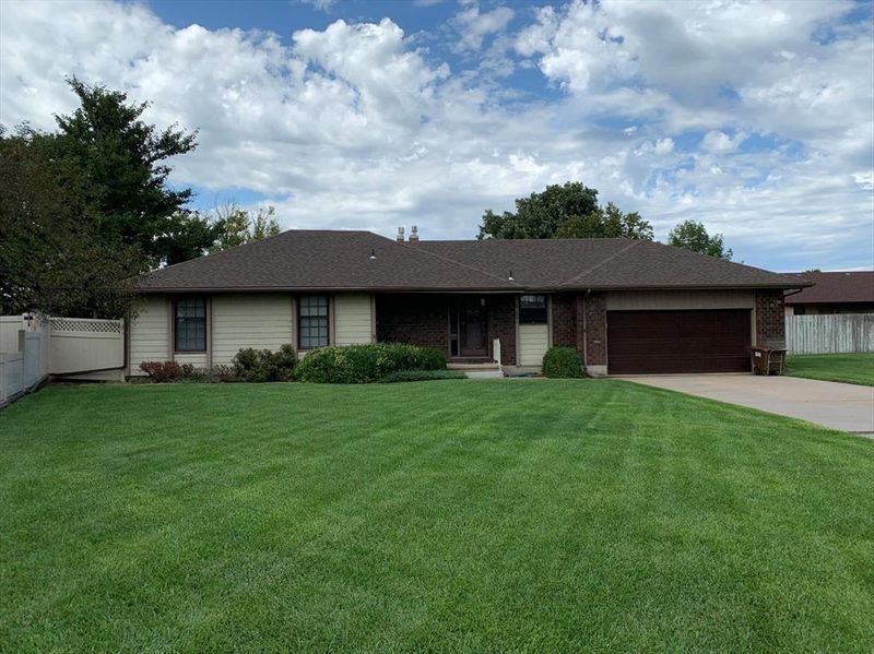 5224 Quail Creek Dr, Great Bend, KS 67530