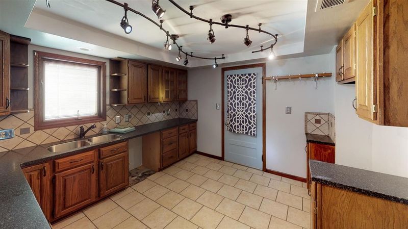 460 W 3rd St, Hoisington, KS 67544