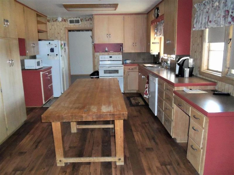 915 N Main St, Hoisington, KS 67544