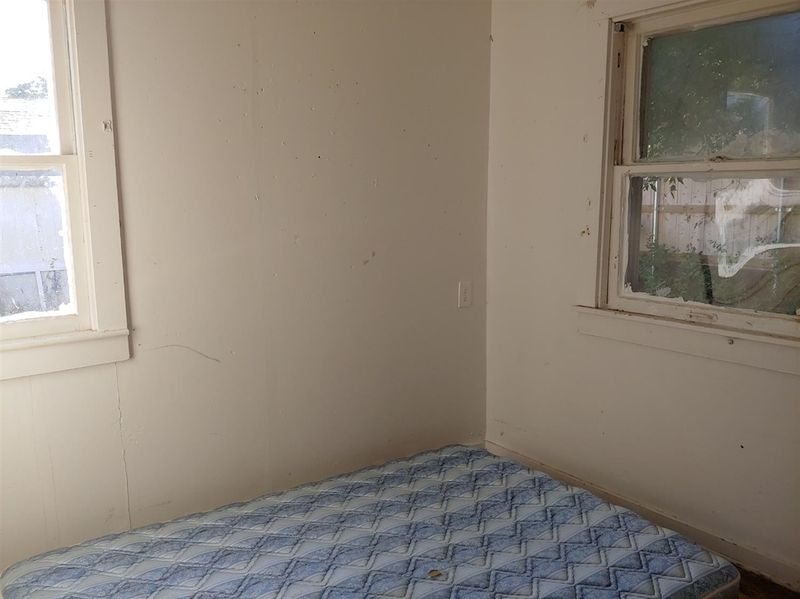 1406 N Main St, Russell, KS 67665