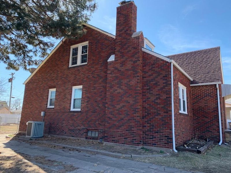 211 E 2nd, Hoisington, KS 67544