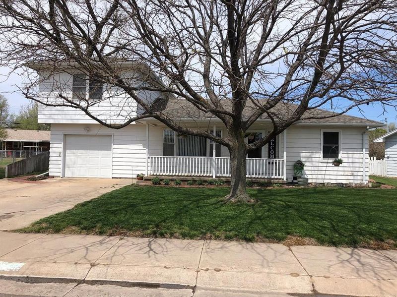 5220 Ridgeway Dr, Great Bend, KS 67530